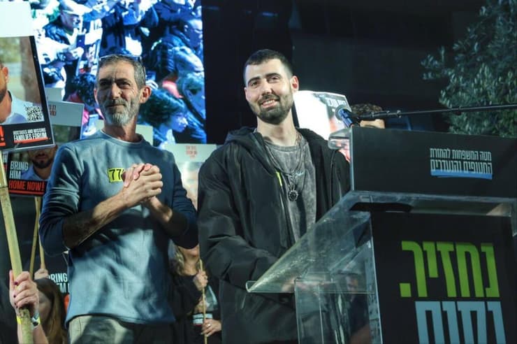 גיא גלבוע דלאל (צילום: דנה קופל) העצרת השבועית בכיכר בחטופים בתל אביב