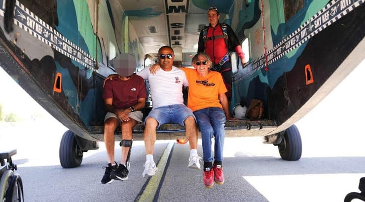 יואל שרון (מימין) עם א' (משמאל) לפני הצניחה