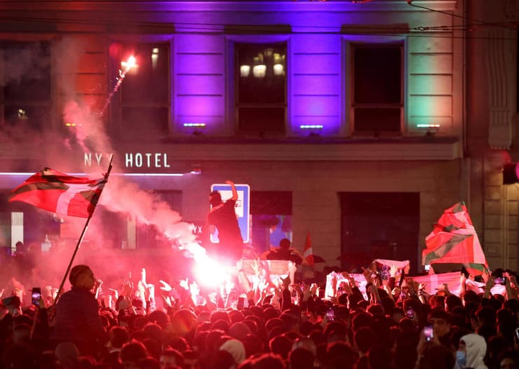 צילום: REUTERS/Pankra Nieto , Arce/Getty Images, ANDER GILLENEA / AFP אלפים מפגינים בבילבאו, חבל הבאסקים, לפני המשחק מול נבחרת פלסטין