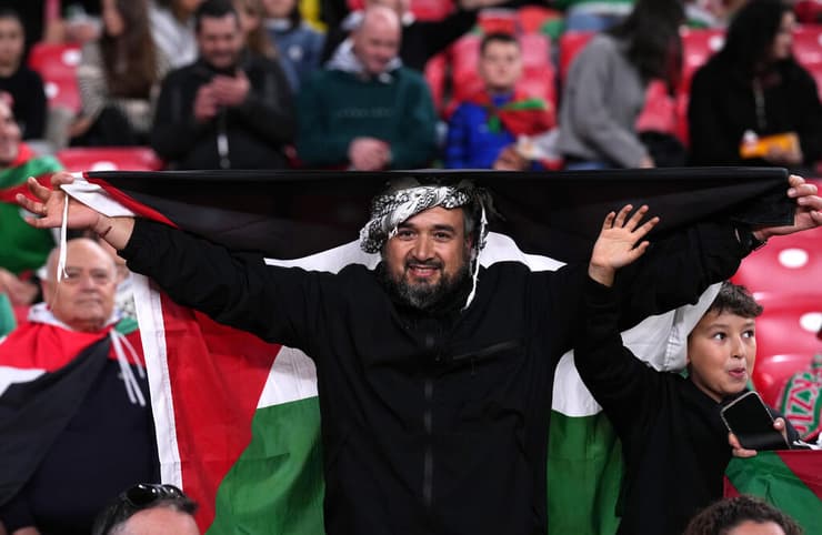 הקהל באצטדיון בבילבאו (צילום: REUTERS/Pankra Nieto , Arce/Getty Images, ANDER GILLENEA / AFP) אלפים מפגינים בבילבאו, חבל הבאסקים, לפני המשחק מול נבחרת פלסטין