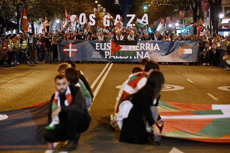 צילום: REUTERS/Pankra Nieto , Arce/Getty Images, ANDER GILLENEA / AFP אלפים מפגינים בבילבאו, חבל הבאסקים, לפני המשחק מול נבחרת פלסטין