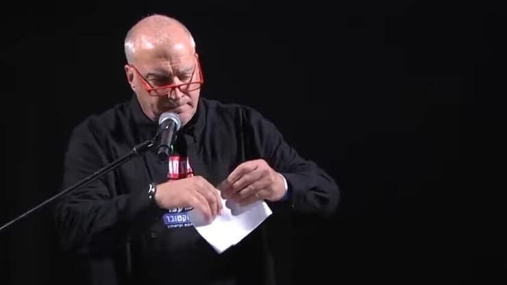 איל אשל קורע את מסמך החלטת הממשלה (צילום: satview) איל אשל קורע את מסמך החלטת הממשלה לשנות את שם המלחמה ל"מלחמה תקומה"