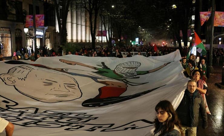 מפגינים ב בילבאו ספרד לקראת משחק נבחרת פלסטין