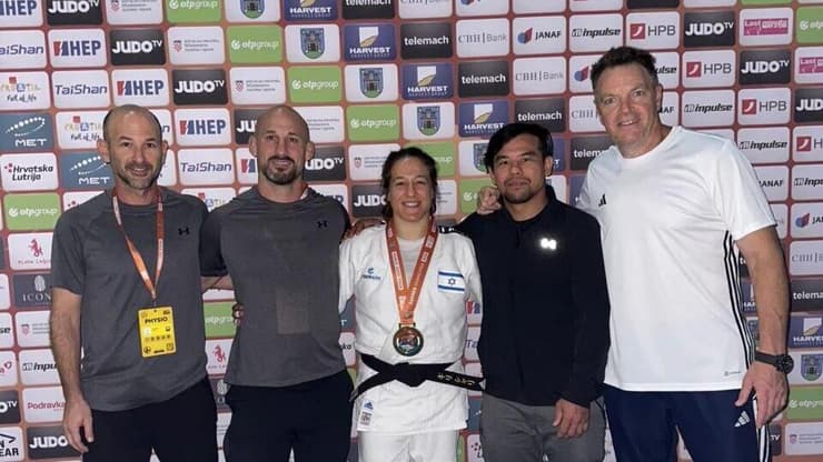 שריר, המדליה וראשי המשלחת הישראלית (צילום: איגוד הג'ודו) גיל שריר זוכה במדליית זהב בגרנד פרי בלגרד