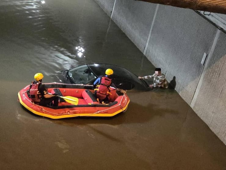 הצלת רכב ששקע במעבר תת קרקעי בחיפה