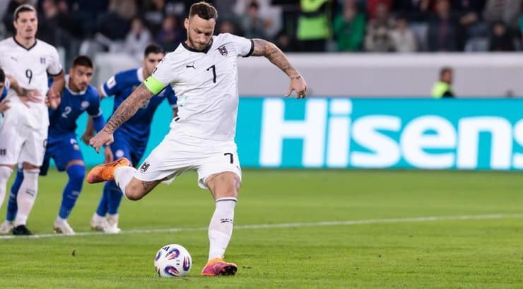 מרקו ארנאוטוביץ' בועט את הפנדל