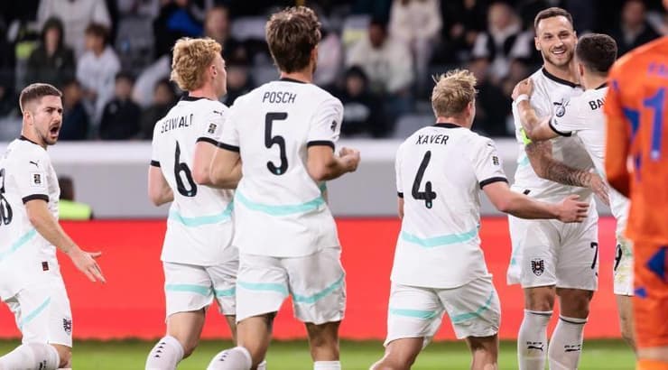 שחקני אוסטריה ומרקו ארנאוטוביץ' חוגגים