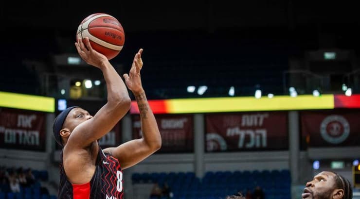 קשיוס ווינסטון עולה לזריקה