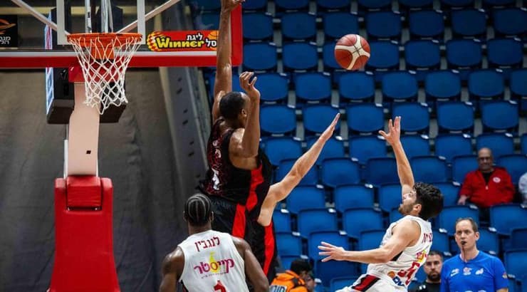 יובל שניידרמן זורק