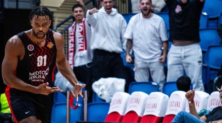 ג'וזאיה-ג'ורדן ג'יימס חוגג