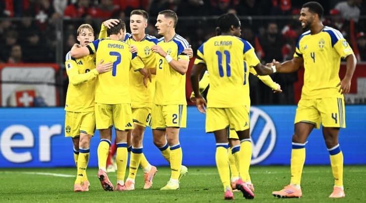 שחקני נבחרת שבדיה חוגגים