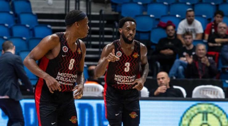 קאדין קרינגטון וקשיוס ווינסטון