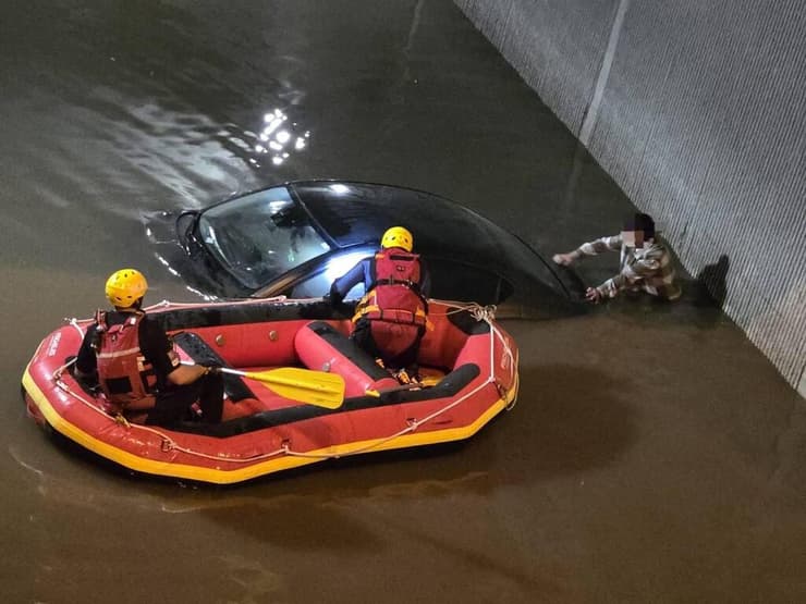 הצלת רכב ששקע במעבר תת קרקעי בחיפה
