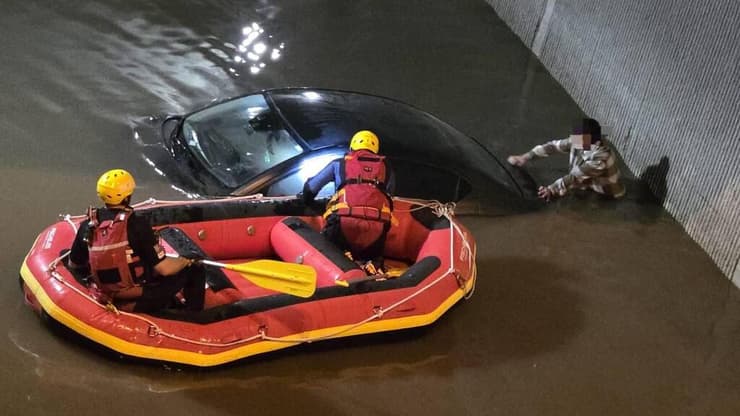 הצלת רכב ששקע במעבר תת קרקעי בחיפה