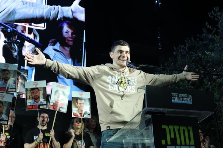 העצרת השבועית בכיכר בחטופים בתל אביב