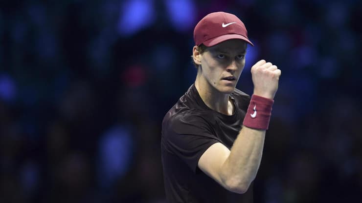 יאניק סינר במשחק נגד אלכס דה מינור בחצי טורניר גמר הסבב