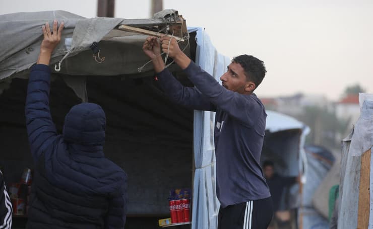 עקורים עזתים סובלים מגשמים ושיטפונות