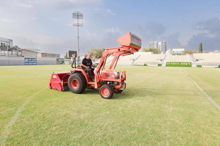 עובדים על הדשא ברמת השרון (צילום: נמרוד גליקמן) שזרוע