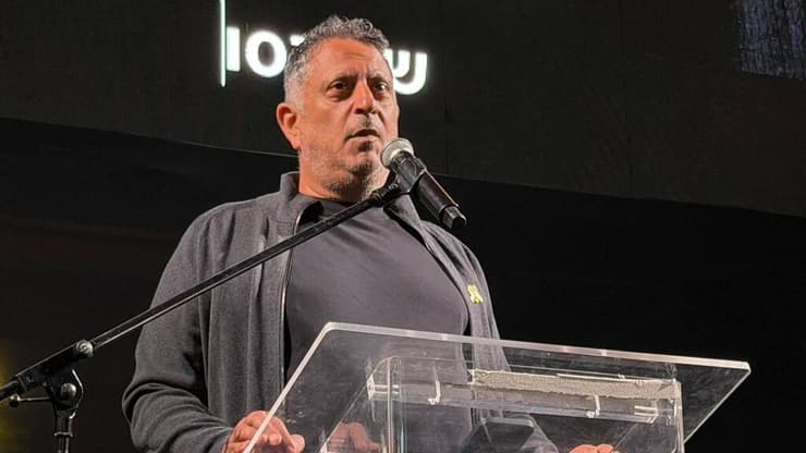 אלי אלבג. "אין פה ימין ואין פה שמאל" (צילום: מועצת אוקטובר) הפגנה בהבימה בקריאה להקמת ועדת חקירה ממלכתית