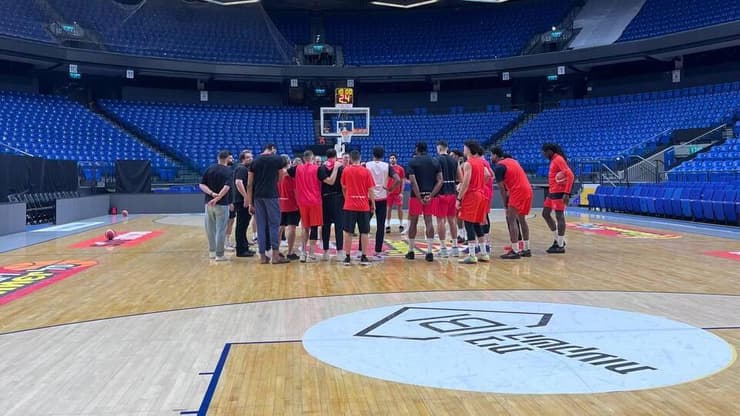 שחקני הפועל ת"א באימון