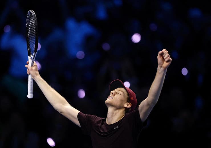 רגע הניצחון (צילום: REUTERS/Guglielmo Mangiapane) סינר