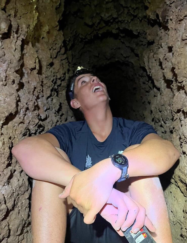 "התחלתי לראות צלליות שהלכו והתגברו". נועם חן במערה (צילום: באדיבות המשפחה) נועם חן