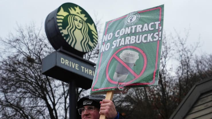"אין חוזה, אין קפה". העובדים מאוגדים בחלקם (צילום: AP) הפגנת עובדי סטארבקס