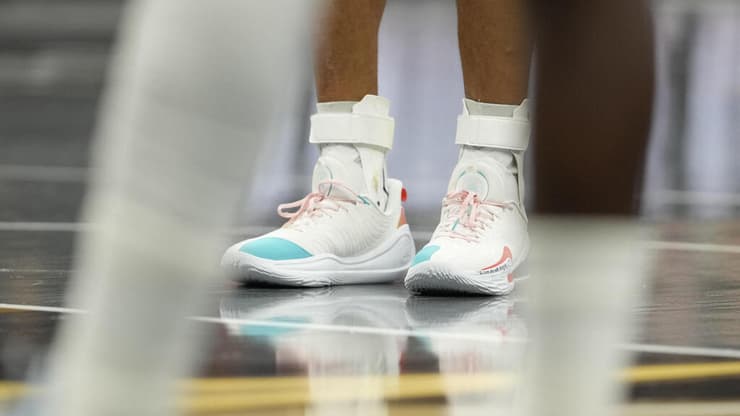 הנעליים של קרי