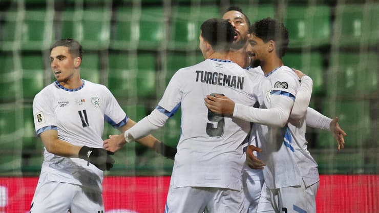 שחקני הנבחרת חוגגים עם רוי רביבו