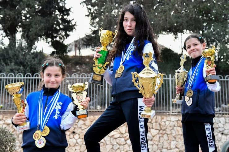 מימין: אנה, מאיה וליה