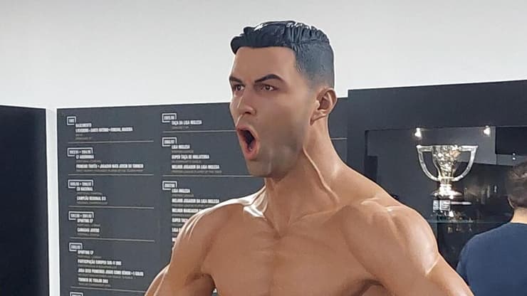 רונאלדו עושה פוזות באחד הפסלים במוזיאון (צילום: שמואל מוניץ) פסל של כריסטיאנו רונאלדו עושה פוזות ללא חולצה מוזיאון רונאלדו