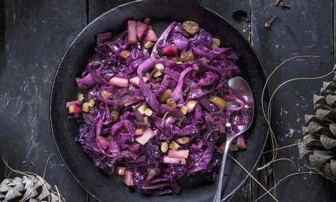 סלט כרוב אדום חם עם תפוחים, ציפורן ומוסקט