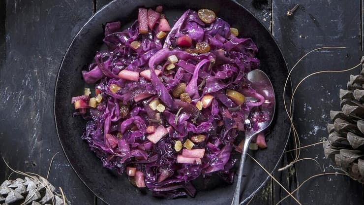 סלט כרוב אדום חם עם תפוחים, ציפורן ומוסקט