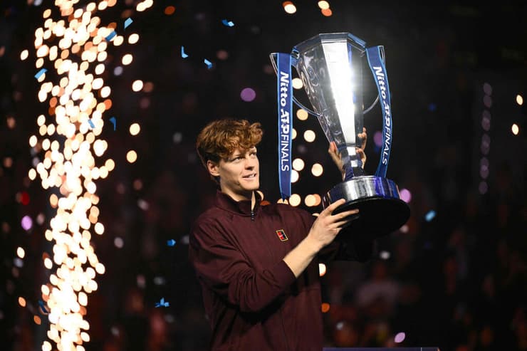 סינר והגביע (צילום: Marco BERTORELLO / AFP) סינר