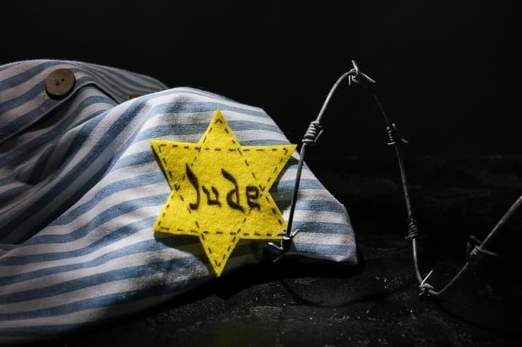 טלאי צהוב ובגדי אסיר יהודי (צילום: Pixel-Shot , shutterstock) טלאי צהוב ובגדי אסיר יהודי