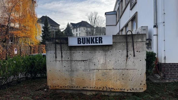 הבונקר הנאצי שבו מוצגת התערוכה "יהודים רעים/טובים" (צילום: זאב אברהמי) הבונקר הנאצי שבו מוצגת התערוכה "יהודים רעים/טובים"