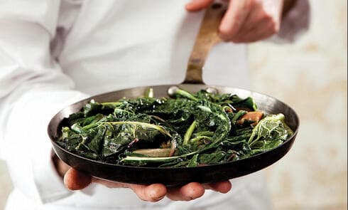 סלט חם של עלי חורף 