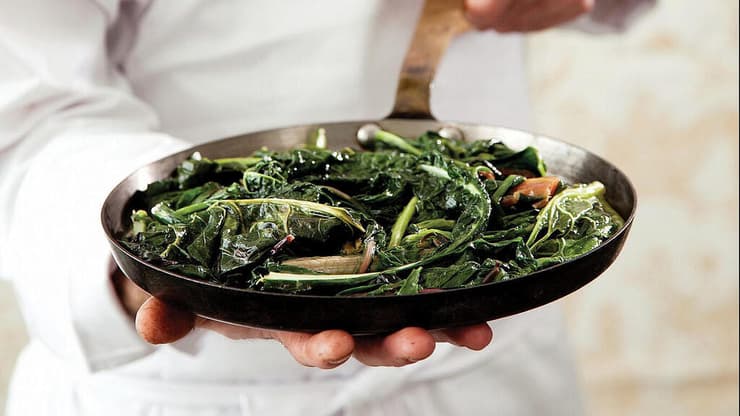 סלט חם של עלי חורף 