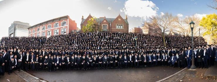 אלפי השלוחים בתמונה הקבוצתית (צילום: איציק בלניצקי) אלפי השלוחים בתמונה הקבוצתית