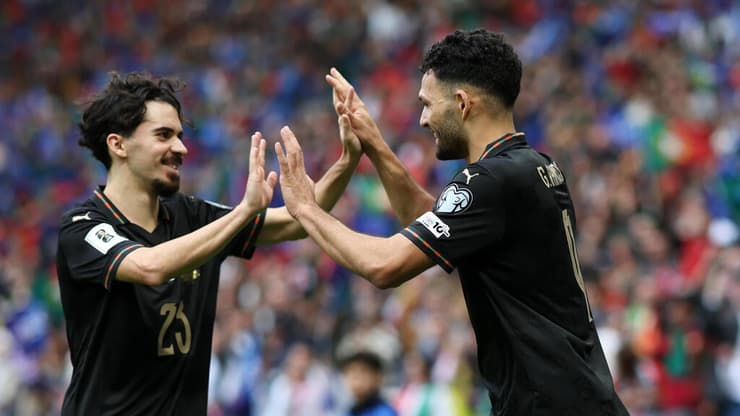 ראמוש ו-ויטיניה חוגגים (צילום: AP Photo/Luis Vieira) ראמוש ו-ויטיניה חוגגים