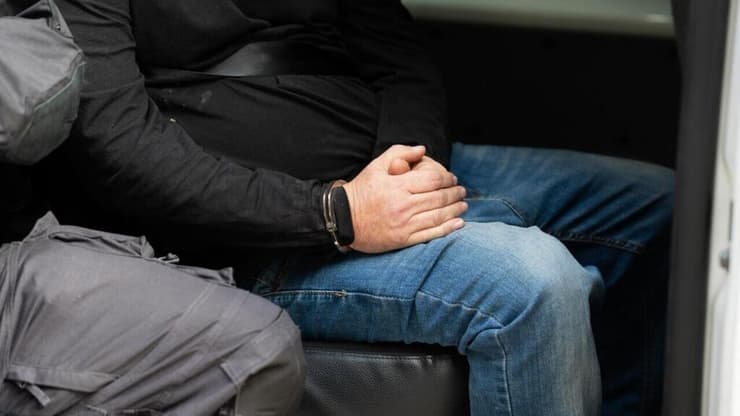 "המעצר ותפיסת הממצאים ישפיעו על שוק הסמים". אחד החשודים שנעצרו (צילום: דוברות המשטרה) הכסף והסמים שנתפסו