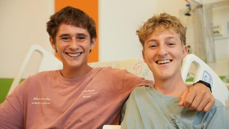 איתמר פרנקו (מימין) ונועם חן מאושפזים יחד במחלקת ילדים ב' ברמב"ם (צילום: הקריה הרפואית רמב"ם) איתמר פרנקו (מימין) ונועם חן מאושפזים יחד במחלקת ילדים ב' ברמב"ם