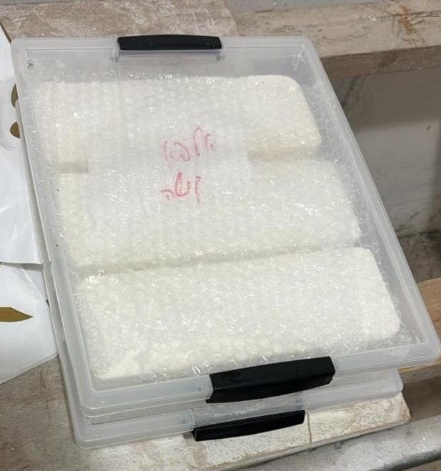 עשרות קילוגרמים של סם "דוקטור" נתפסו (צילום: דוברות המשטרה) הכסף והסמים שנתפסו