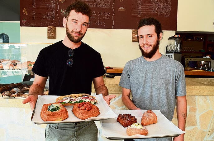 יש גם קרואסון עם קרם סולת, מי זהר ופיסטוקים (צילום: הרצל יוסף) yk14570469