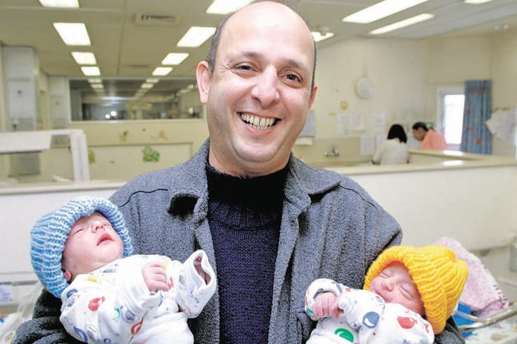 עם ילדיו התאומים, מיתר ואבישג, לפני 21 שנה (צילום: יריב כץ) עם ילדיו התאומים, מיתר ואבישג, לפני 21 שנה