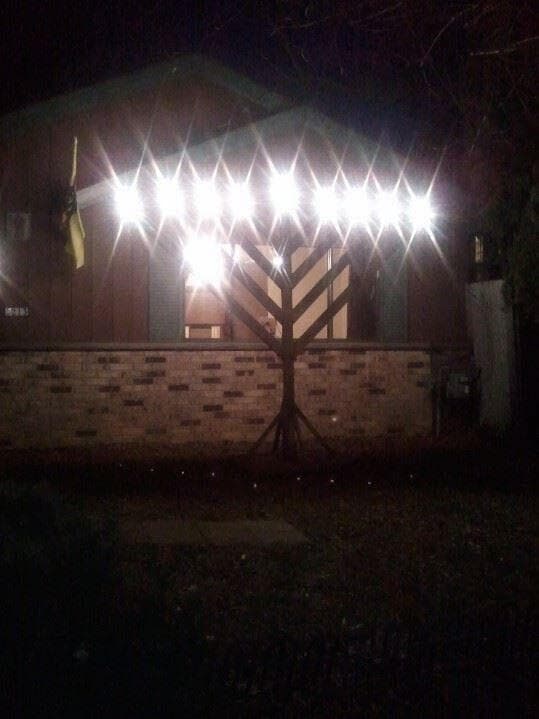 החנוכיה הגדולה, מחוץ לבית הכנסת של יהודי רוסיה במילווקי, מאירה במלואה (צילום: The Synagogue for Russian Jews) החנוכיה הגדולה, מחוץ לבית הכנסת של יהודי רוסיה במילווקי, מאירה במלואה