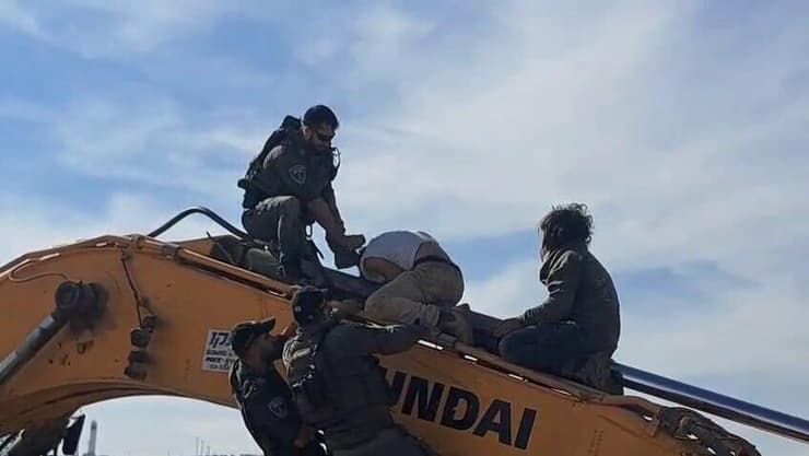 התפרעויות בעקבות פינוי המאחז (צילום: שימוש לפי סעיף 27 א' לחוק זכויות יוצרים) התפרעויות בעקבות פינוי המאחז