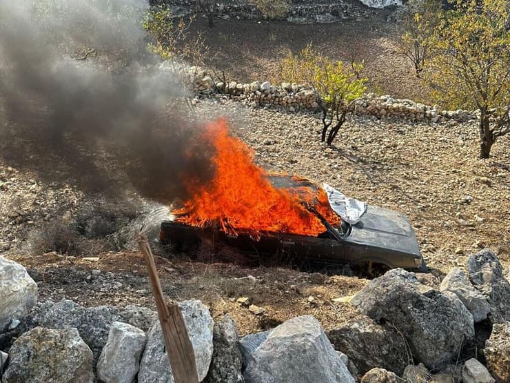 רכב פלסטיני שהוצת בדרום הר חברון רכב עולה באש