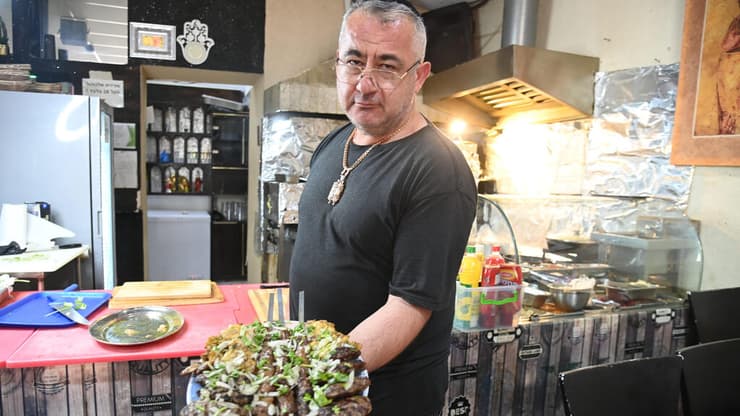 לא לוקח כסף על הסלטים. אולטרה (צילום: הרצל יוסף) אולטרה במצפה רמון