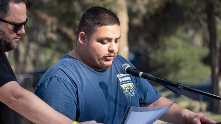 גוני, בנו של החלל החטוף מני גודארד ז"ל בהלווייתו בקיבוץ בארי